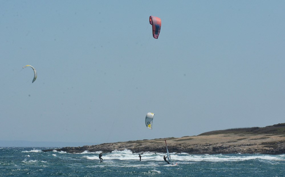 Surferi i kitesurferi u uvali Kuje u Ližnjanu (Danilo MEMEDOVIĆ)